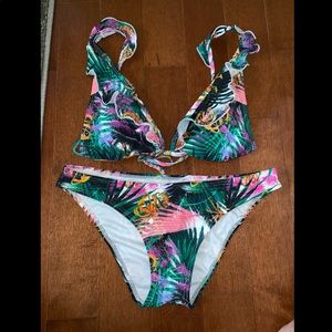NEW Ruffle tropical bikini 👙🌴🍃